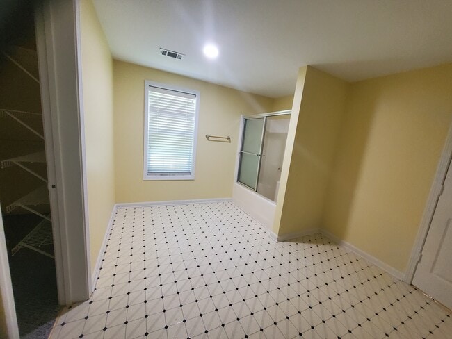 Building Photo - 455 Emerald Lake Dr
