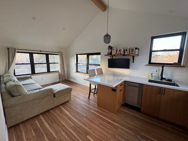 Building Photo - 124 NW Columbia St