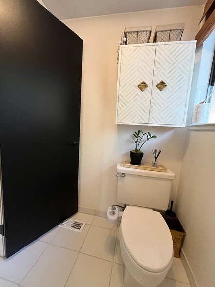 Primary bathroom - 413 La Quinta Ct