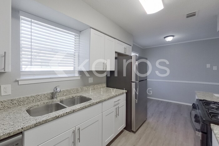 Building Photo - 350 E Davis Cir