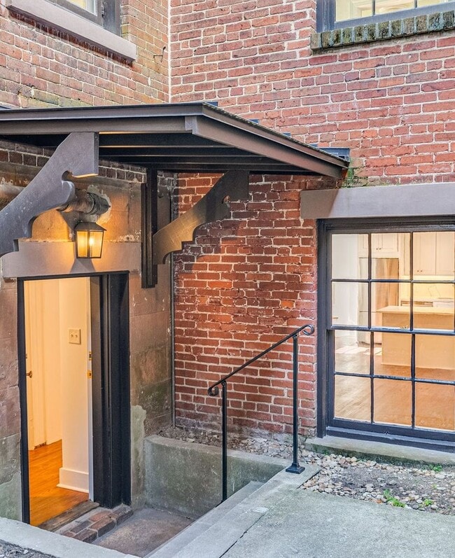 Building Photo - Renovated 2 Bedroom Carriage house off Lafayette Square