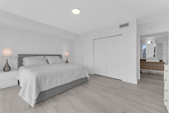 Building Photo - 400 Sunny Isles Blvd