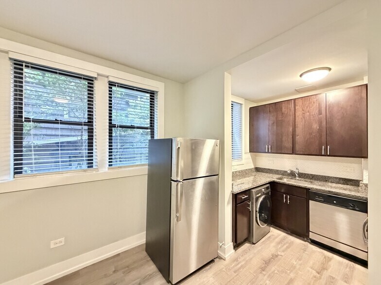 Building Photo - 913 Maple