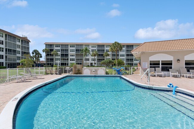 Building Photo - 911 Gardenia Dr