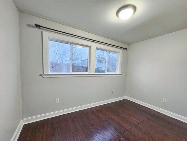 Building Photo - Walk to Revere Beach T station and beach!