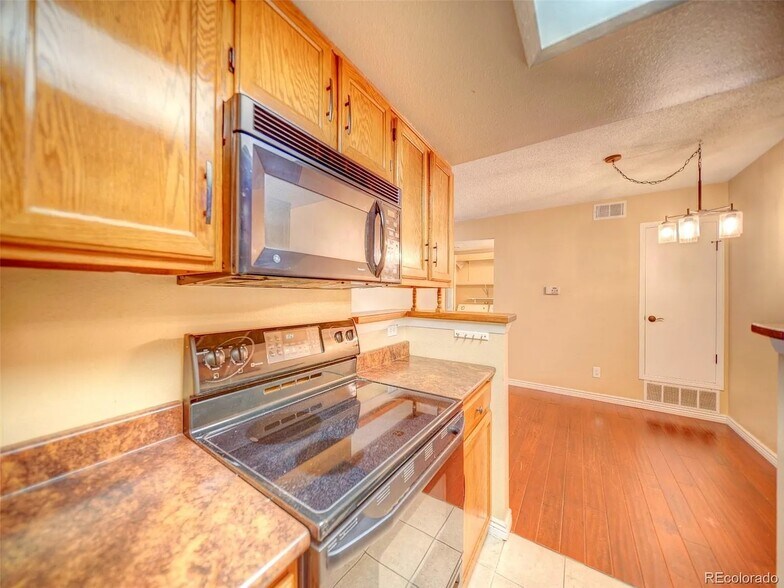 Building Photo - 922 S Walden St