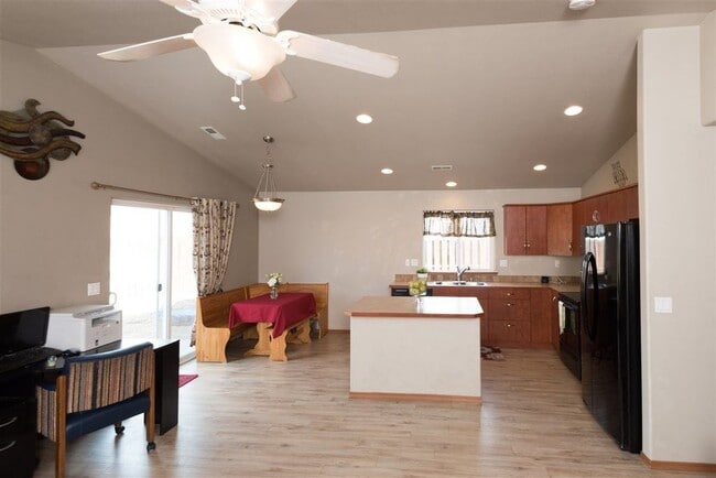 Building Photo - Charming and Bright 3 Bed, 3 Bath Home in ...