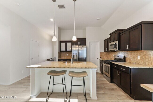 Building Photo - 13740 Villa Vista Ave