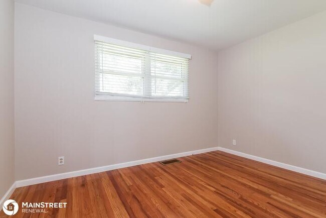Building Photo - 10401 Trask Dr, Dellwood, MO 63136