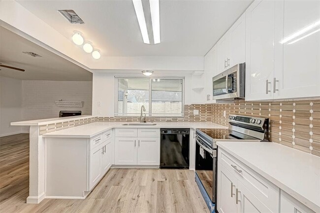 Building Photo - 12122 Fairmeadow Dr