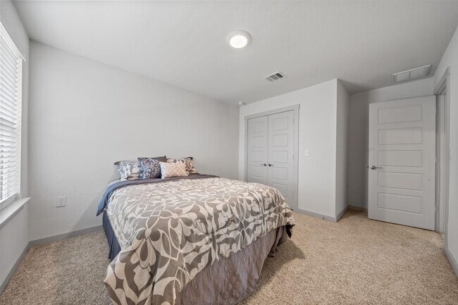 Building Photo - 14008 Zuhause Dr