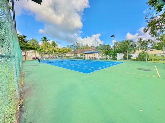 Building Photo - 351 Palm Way