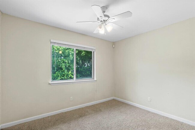 Building Photo - 2701 Peach Tree Ln