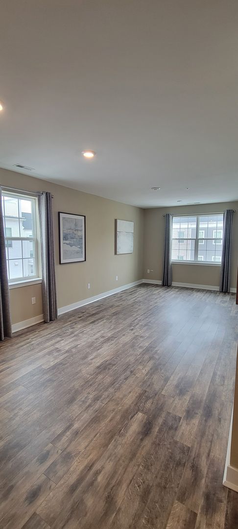 Building Photo - Large Townhome - Bensalem