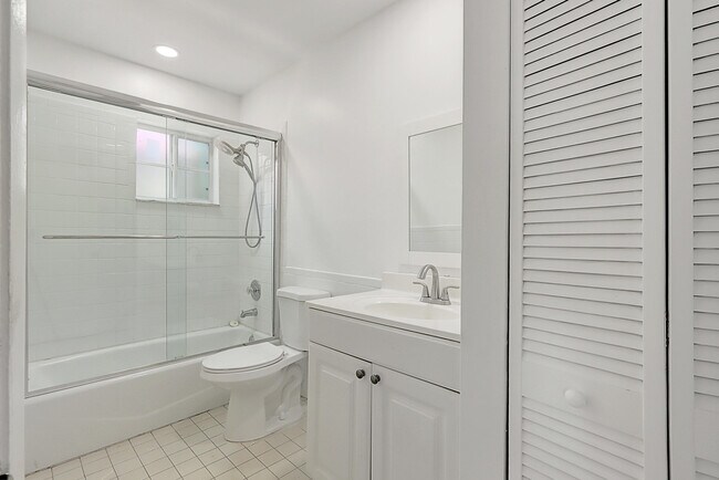 Building Photo - 350 NE 25th Ct