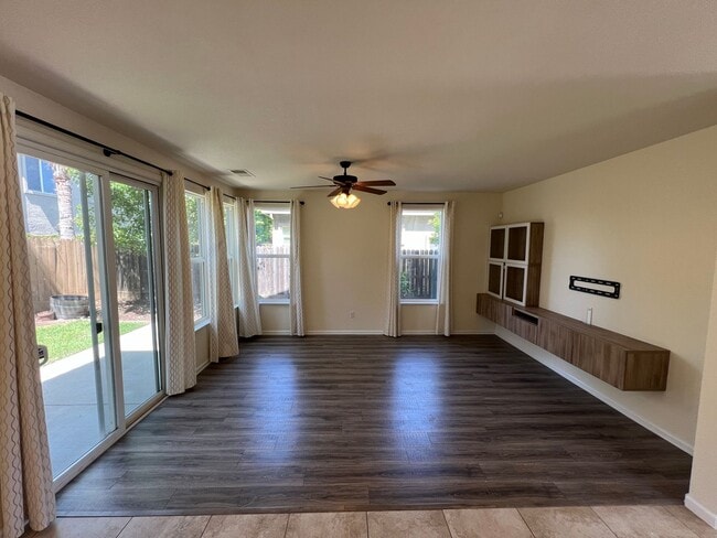 Building Photo - Gorgeous Stone Creek Home!
