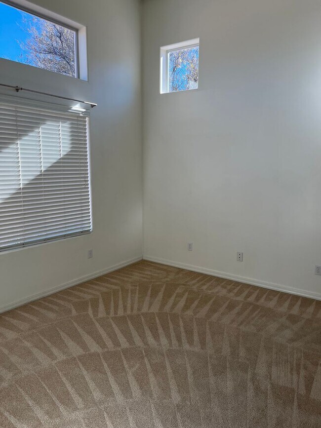 Building Photo - Elegant, spacious 3/2.5 home in gated LaPrivada