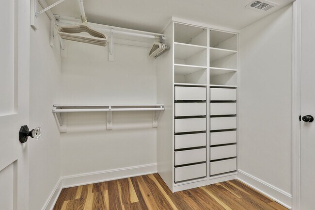 Building Photo - 410 Thornton Ln