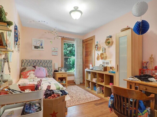 Building Photo - Gorgeous 4 bedroom home in Linden Hills