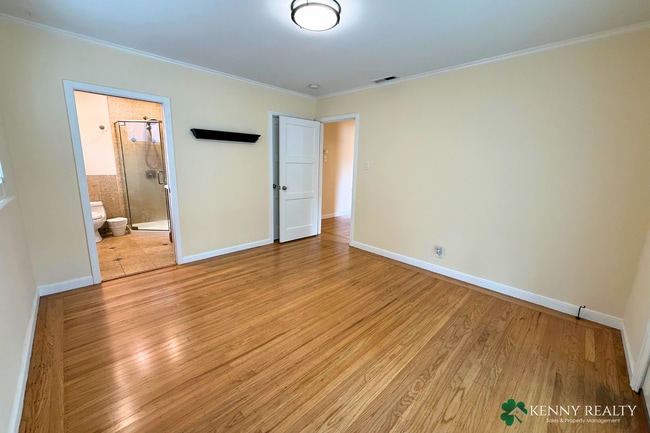 Building Photo - 136 Rosewood Way
