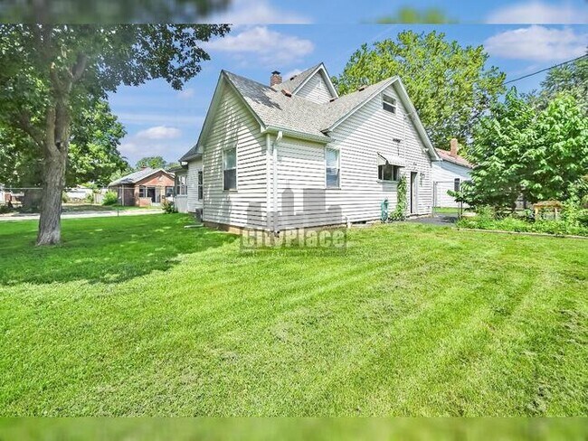 Building Photo - 1219 E Perry St
