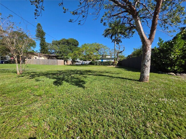 Building Photo - 811 NE 14th Ct