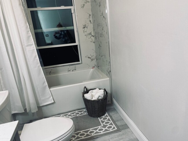 Building Photo - 2 bedroom 2 bath cabin close to hiking and biking trails