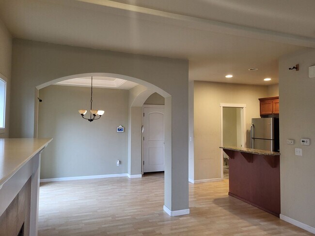 Building Photo - **$500 Move In Special**Beautiful 3 Bed 2.5 Bath 3 story home in South Hill Puyallup