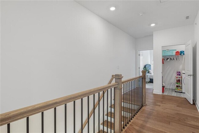 Building Photo - 6543 Beacon Dr