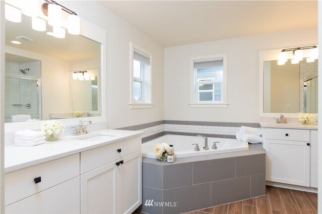 Building Photo - 4 Bedroom Oversized Home in Mountlake Terrace- Office Space and Charging Station