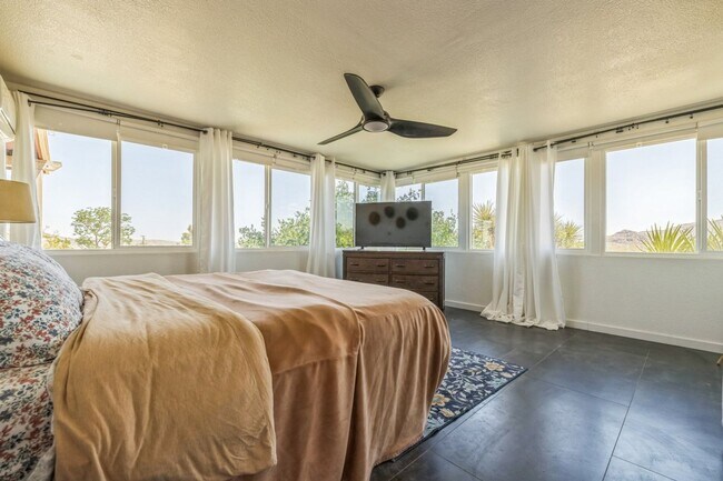 Building Photo - 3 Bedroom 1.5 Bath Modern Farmhouse near JT National Park * MOVE IN SPECIAL*