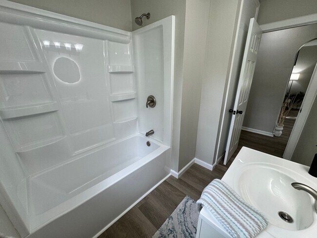 Building Photo - Remodeled 3 bed, 1 bath home for rent in Waterloo