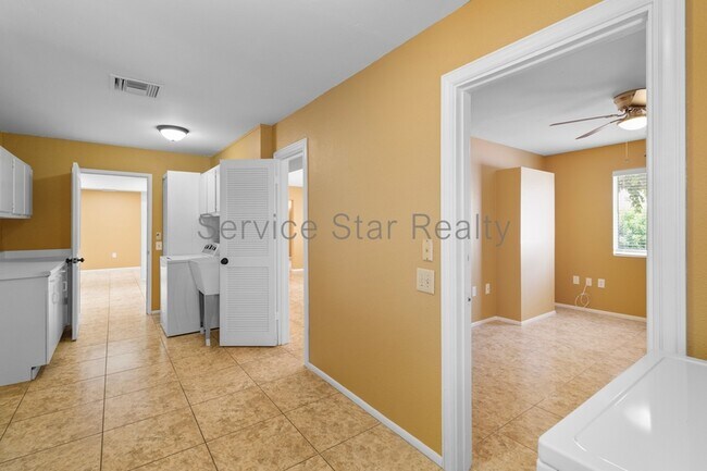 Building Photo - 9425 W Rolling Hills Dr