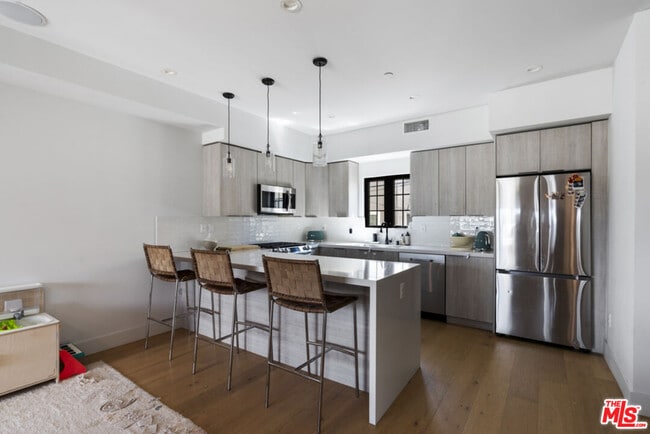 Building Photo - 738 Parkman Ave