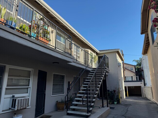 Building Photo - 6128 De Longpre Ave