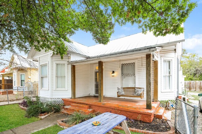 Building Photo - Charmer Close to Downtown!