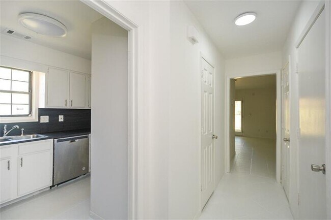 Building Photo - 160 Timber Creek Ln SW