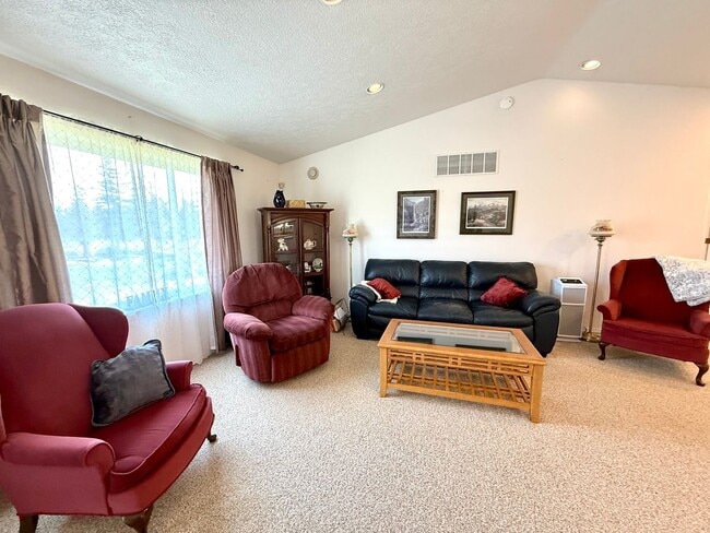 Building Photo - Charming Fully Furnished 2-Bedroom Home