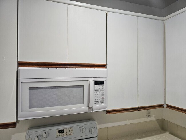 Building Photo - 27640 Susan Beth Way