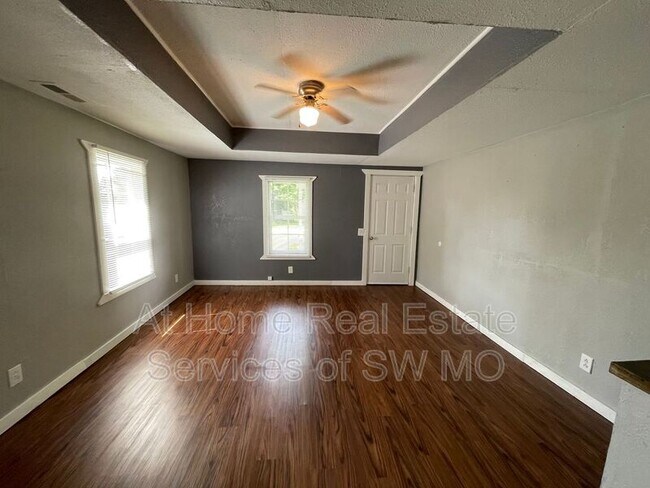 Building Photo - 522 W McHenry Ave