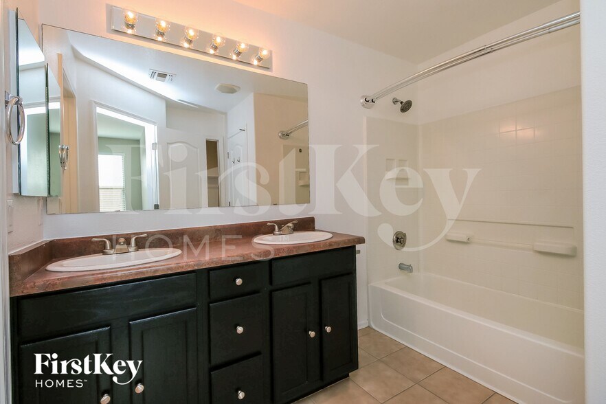 Building Photo - 941 E Leslie Ave