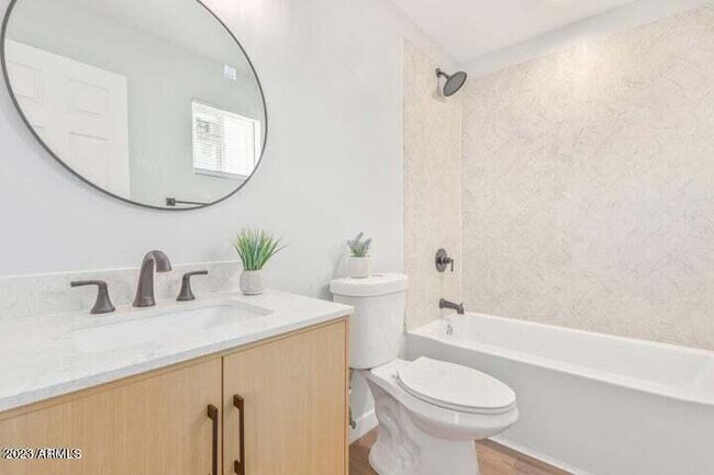 Building Photo - 1624 W Geneva Dr