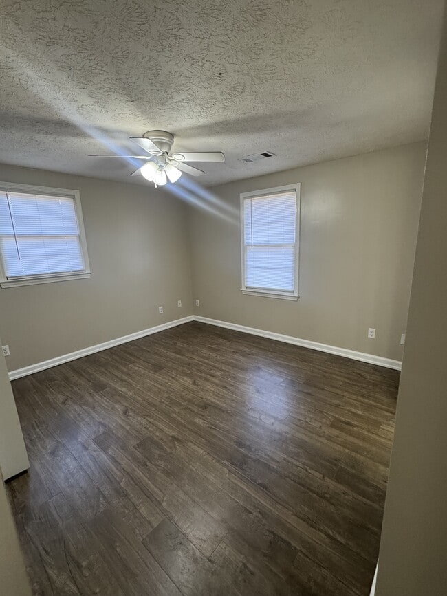 Building Photo - 123 Lake Dr