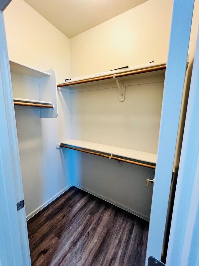 Building Photo - For Rent