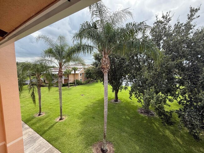 Building Photo - 211 SW Palm Dr
