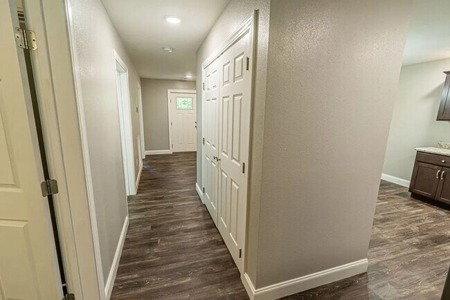 Building Photo - Eastern Eight- Bristol, VA- SFH