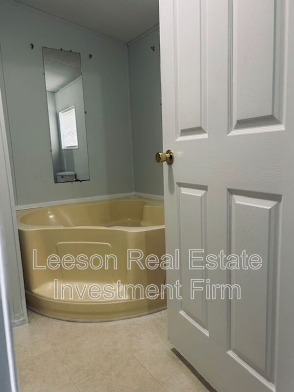 Building Photo - 310 Robbin Ln