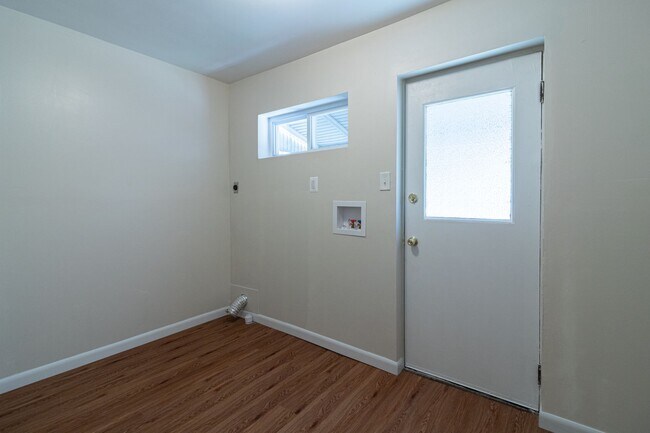 Building Photo - ???NEWLY RENOVATED 3 BEDROOM AND 1.5 BATHS...