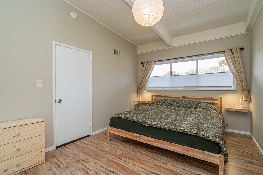 Building Photo - 4965 Americana Dr