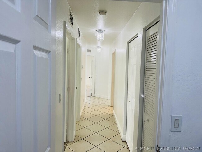 Building Photo - 2106 Little Torch St